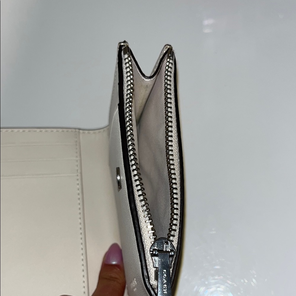 Coach Beige Signature Wallet NWOT - Picture 7 of 8